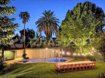 Casa en Venta de gran categoría en La Lucila. Excelente ubicación.