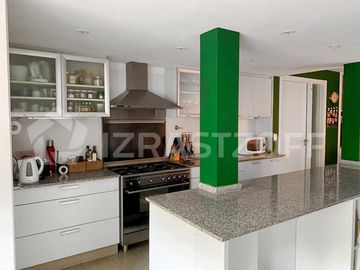 Casa en Venta de gran categoría en La Lucila. Excelente ubicación.