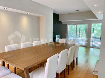 Casa en Venta de gran categoría en La Lucila. Excelente ubicación.
