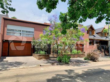 Casa en Venta de gran categoría en La Lucila. Excelente ubicación.
