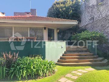 Casa en Venta de gran categoría en La Lucila. Excelente ubicación.