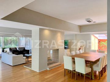 Casa en Venta de gran categoría en La Lucila. Excelente ubicación.