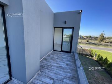 Casa a estrenar con salida a la laguna en Área 9 – San Sebastián