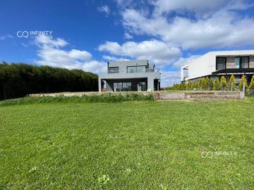 Casa a estrenar con salida a la laguna en Área 9 – San Sebastián