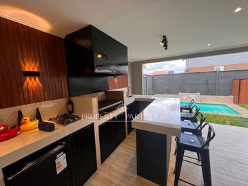 Hermosa casa con quincho y piscina
