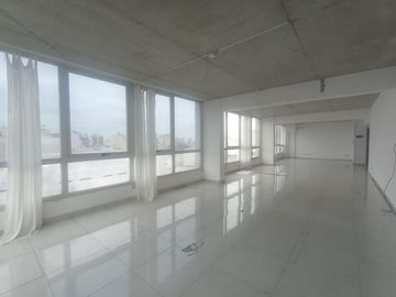 VENTA / ALQUILER Oficina en Flores - Muy luminoso