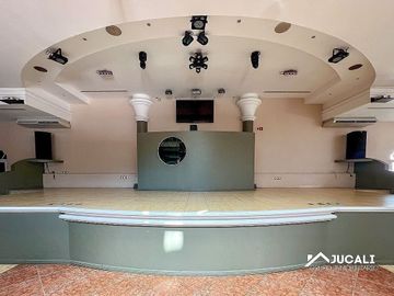 Salon de eventos con área de locales venta en Calzada Independencia Guadalajara