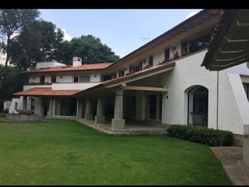 RESIDENCIA ESPECTACULAR, EN FRACCIONAMIENTO TLALPUENTE, CON JARDÍN!!