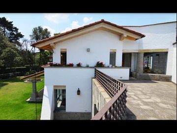 RESIDENCIA ESPECTACULAR, EN FRACCIONAMIENTO TLALPUENTE, CON JARDÍN!!
