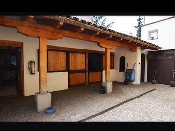 RESIDENCIA ESPECTACULAR, EN FRACCIONAMIENTO TLALPUENTE, CON JARDÍN!!