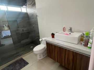 CASA EN VENTA AL NORTE EN PORTA VITTA RESIDENCIAL A UN PASO DE LA CLINICA 3
