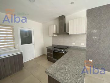 CASA EN VENTA AL NORTE EN PORTA VITTA RESIDENCIAL A UN PASO DE LA CLINICA 3