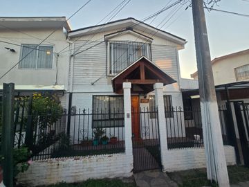 VENDO CASA EN MAIPÚ CENTRO 4H 2B 1E