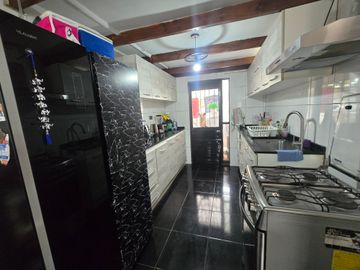 VENDO CASA EN MAIPÚ CENTRO 4H 2B 1E