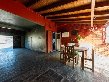 VENTA CASA 5 AMBIENTES EN MALVINAS ARGENTINAS.