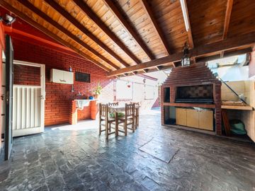 VENTA CASA 5 AMBIENTES EN MALVINAS ARGENTINAS.