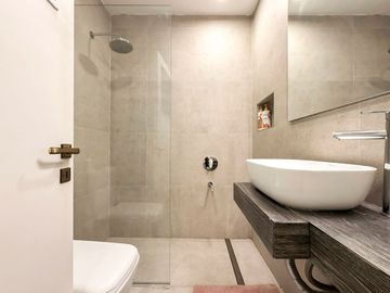 DPTO 6 AMBIENTES VENTA REMODELADO COCHERA CIUDAD