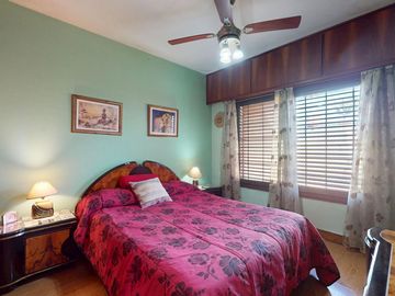CASA 4 AMB EN VENTA EN BALLESTER C/ PILETA GARAGE