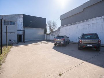 ALQUILER GALPON MORENO FRENTE UNIVERS LOTE 850M2