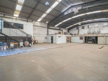 ALQUILER GALPON MORENO FRENTE UNIVERS LOTE 850M2
