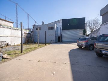 ALQUILER GALPON MORENO FRENTE UNIVERS LOTE 850M2