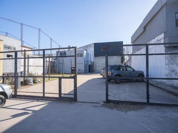ALQUILER GALPON MORENO FRENTE UNIVERS LOTE 850M2