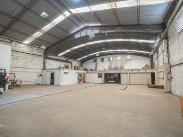 ALQUILER GALPON MORENO FRENTE UNIVERS LOTE 850M2