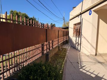 Casa en Esquina - 2 Dormitorios con Jardin