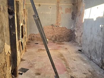 ALQUILER LOCAL 130 M2  SOBRE AVENIDA QULMES CENTRO