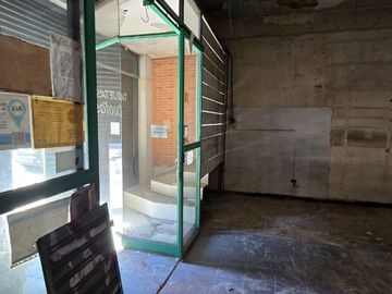 ALQUILER LOCAL 130 M2  SOBRE AVENIDA QULMES CENTRO