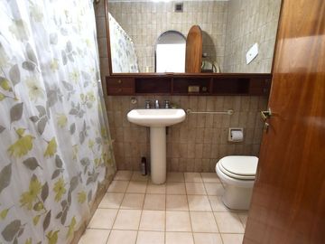 VENTA CASA 3 DORMITORIOS CON COCHERA Y JARDÍN