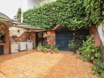 VENTA CASA 3 DORMITORIOS CON COCHERA Y JARDÍN
