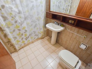 VENTA CASA 3 DORMITORIOS CON COCHERA Y JARDÍN