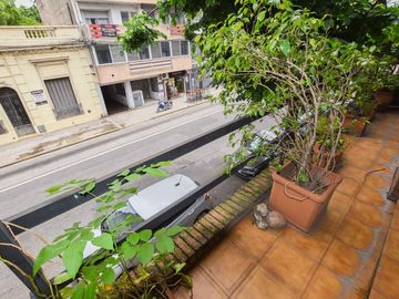 VENTA CASA 3 DORMITORIOS CON COCHERA Y JARDÍN