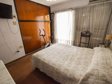 VENTA CASA 3 DORMITORIOS CON COCHERA Y JARDÍN