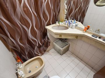 VENTA CASA 3 DORMITORIOS CON COCHERA Y JARDÍN