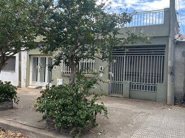 Casa al frente con cochera y patio