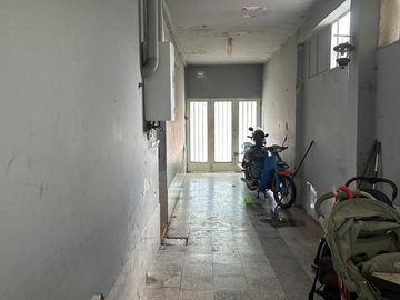 Casa al frente con cochera y patio