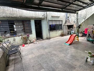 Casa al frente con cochera y patio
