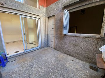 VENTA Depto  2 Amb con Patio  Av.  H. Yrigoyen
