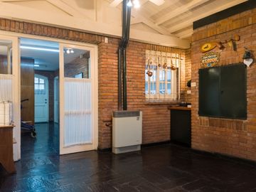 CASA 6 AMB DE CATEGORÍA EN ADROGUÉ - APTO CRÉDITO
