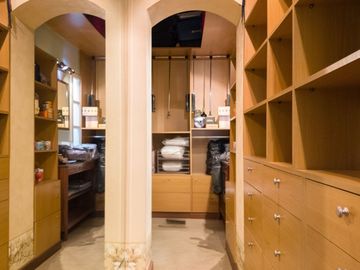 CASA 6 AMB DE CATEGORÍA EN ADROGUÉ - APTO CRÉDITO