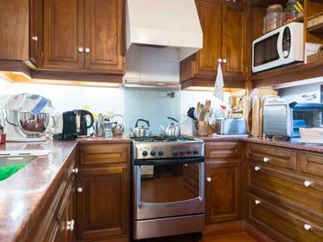 CASA 6 AMB DE CATEGORÍA EN ADROGUÉ - APTO CRÉDITO