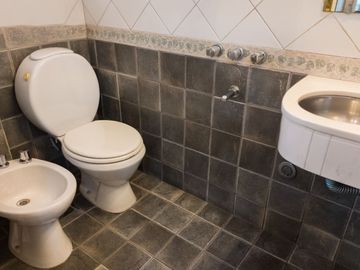CASA 6 AMB DE CATEGORÍA EN ADROGUÉ - APTO CRÉDITO