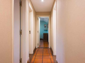 CASA 6 AMB DE CATEGORÍA EN ADROGUÉ - APTO CRÉDITO
