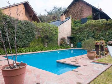 CASA 6 AMB DE CATEGORÍA EN ADROGUÉ - APTO CRÉDITO