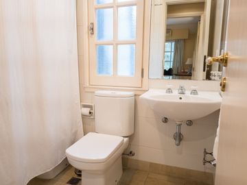 CASA 6 AMB DE CATEGORÍA EN ADROGUÉ - APTO CRÉDITO
