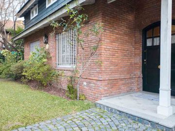 CASA 6 AMB DE CATEGORÍA EN ADROGUÉ - APTO CRÉDITO
