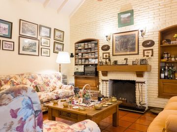 CASA 6 AMB DE CATEGORÍA EN ADROGUÉ - APTO CRÉDITO
