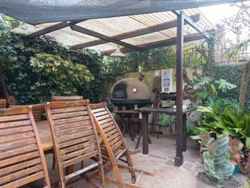 CASA 6 AMB DE CATEGORÍA EN ADROGUÉ - APTO CRÉDITO